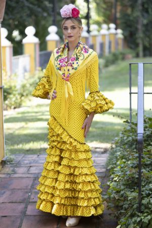 Flamenca con traje modelo Clavellina