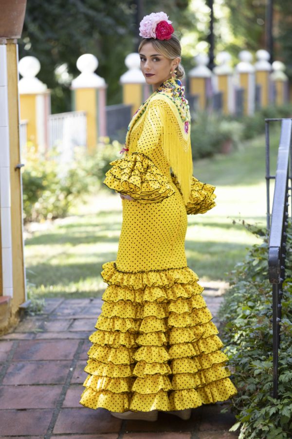 Flamenca con traje modelo Clavellina
