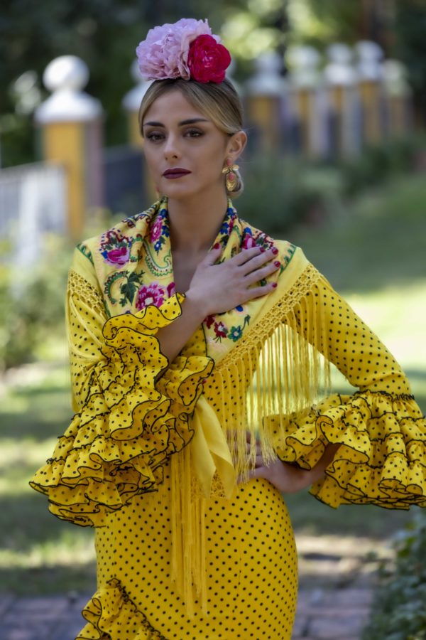 Flamenca con traje modelo Clavellina