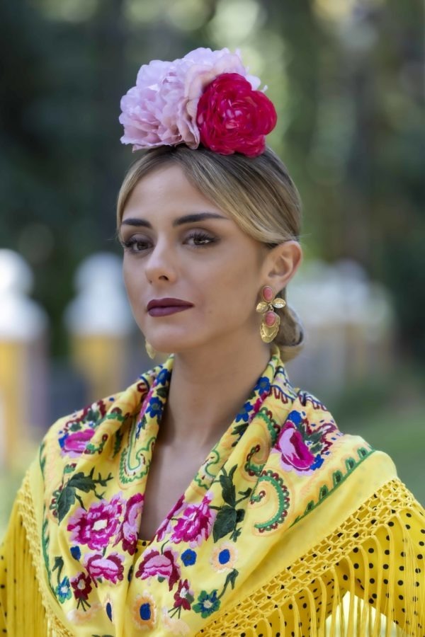 Flamenca con traje modelo Clavellina