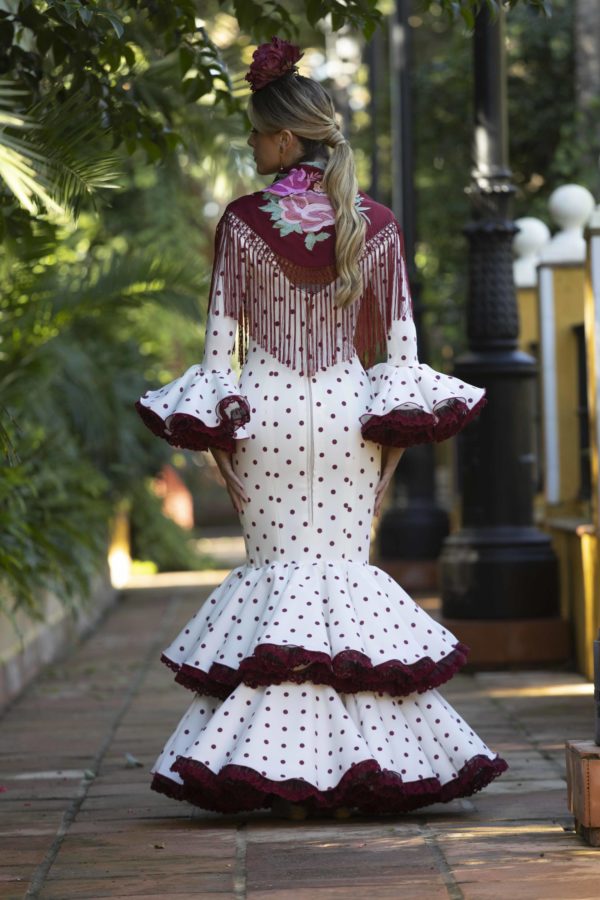 Flamenca con traje modelo Esencia Bolillo