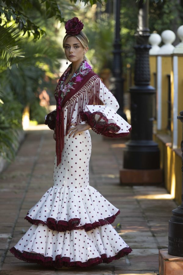 Flamenca con traje modelo Esencia Bolillo