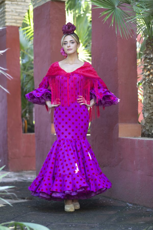 Flamenca con traje modelo Macarena