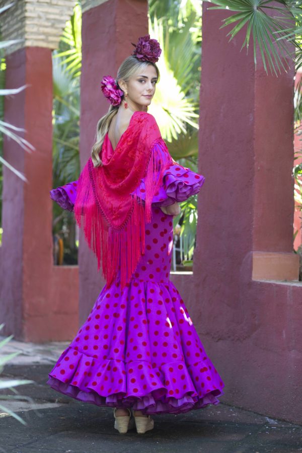 Flamenca con traje modelo Macarena